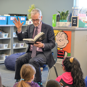 Ted Fransen reading story to children