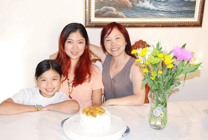 Amy Kong, her sister, and mom
