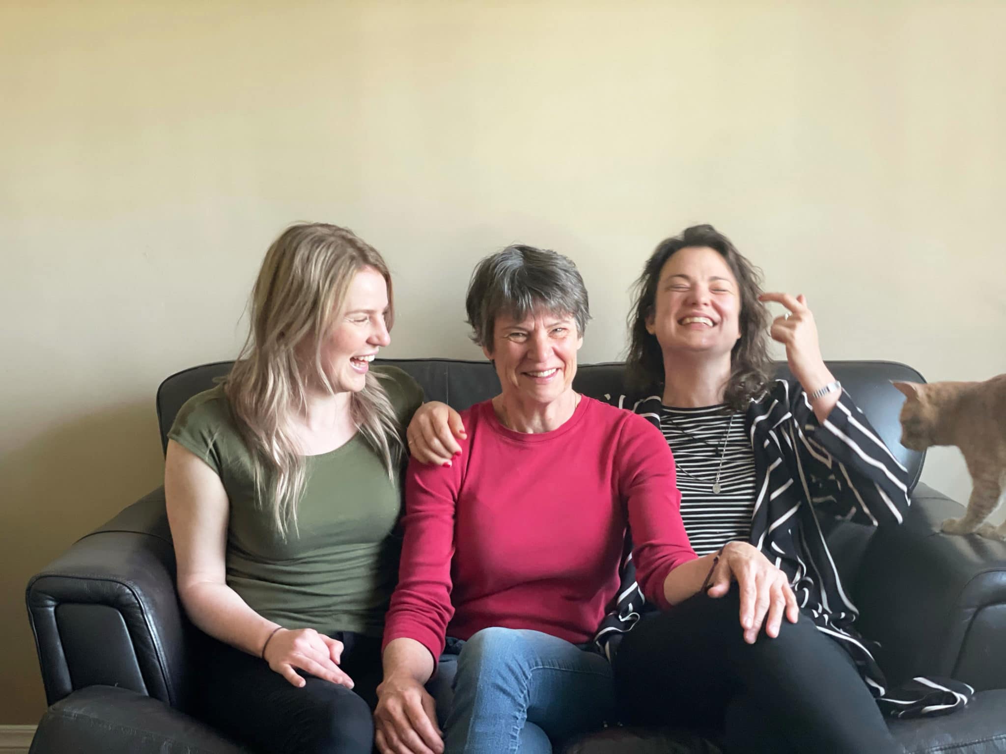 Kelli Janes with sister Samantha, their mom.